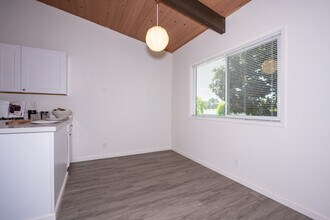 Apartments on Cabot Way in Napa, CA - Foto de edificio - Interior Photo