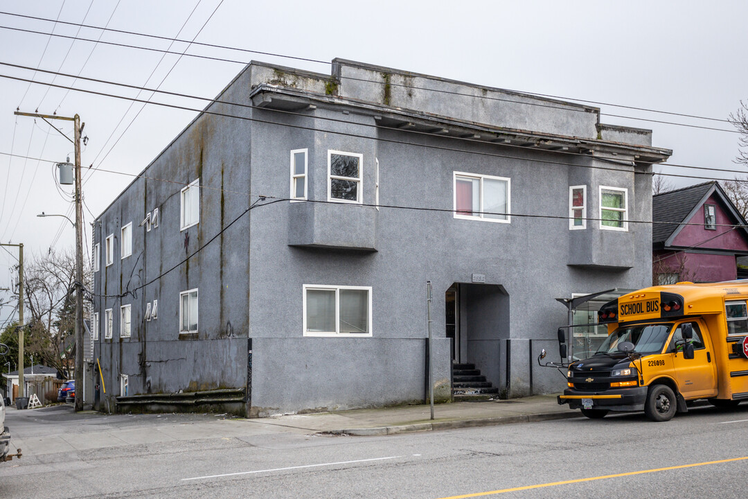 2532 Fraser St in Vancouver, BC - Building Photo