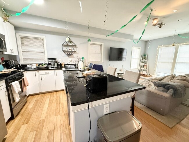 203 W 3rd St, Unit 1T in Boston, MA - Foto de edificio - Building Photo