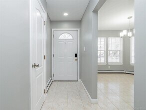 78 B Ashwood Rd in Port Washington, NY - Building Photo - Building Photo