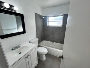 3319 Grove Rd, Unit Left side in Boynton Beach, FL - Foto de edificio - Building Photo