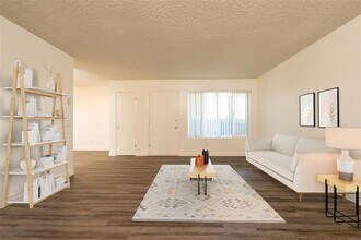 1130 Meadow Lake Dr, Unit 06 in Vista, CA - Building Photo - Building Photo