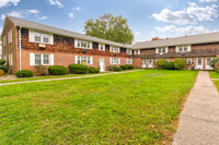 Suffield West Apartments in Suffield, CT - Building Photo - Building Photo