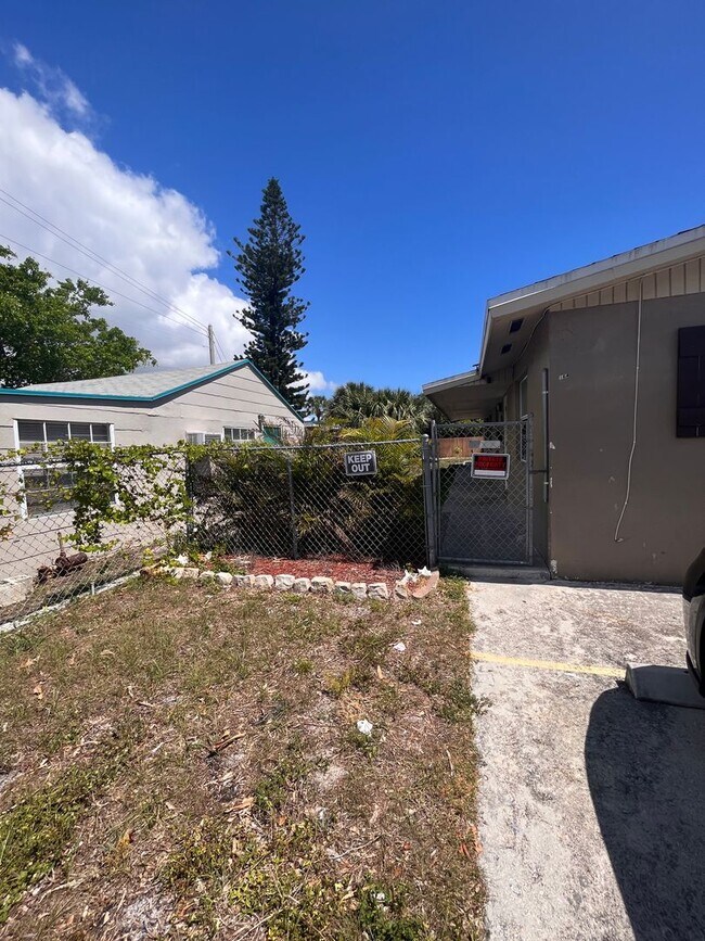 164 W 14th St in Riviera Beach, FL - Building Photo - Building Photo