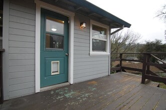 8492 Trenton Rd in Forestville, CA - Foto de edificio - Building Photo