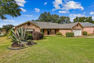 1960 Woodbridge Dr in Pensacola, FL - Building Photo