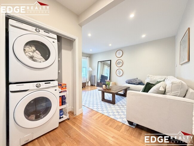 35 Foster St, Unit 2 in Boston, MA - Foto de edificio - Building Photo