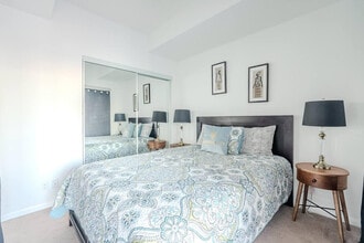 76 Grenville St in Toronto, ON - Building Photo - Building Photo