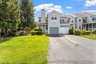 81 Kirkwood Dr in Newtown, PA - Building Photo