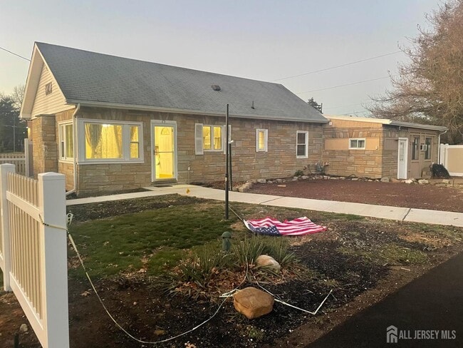 property at 1515 Thomas Ave