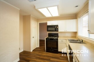 18139 Lake Bend Dr in Houston, TX - Building Photo - Building Photo