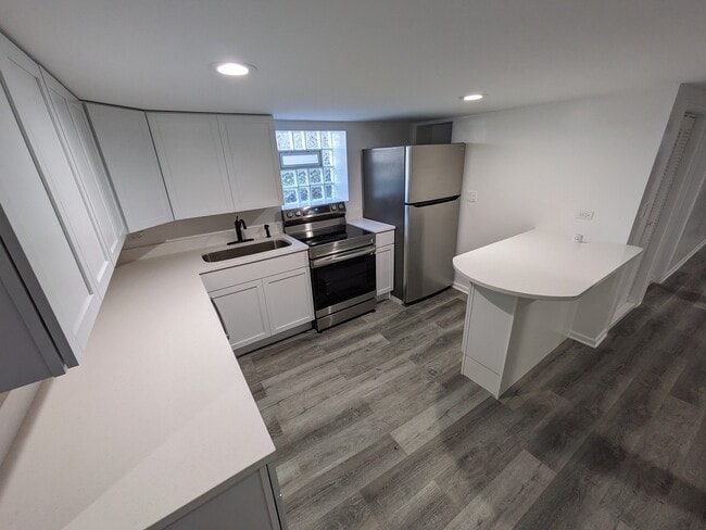 5330 W Dakin St, Unit #B in Chicago, IL - Building Photo - Building Photo