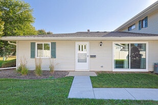 1128 Quanset Ct in Schaumburg, IL - Building Photo