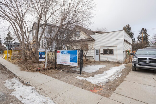 1836 17 Av NW