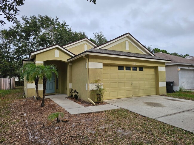 7447 Oxford Garden Cir in Apollo Beach, FL - Foto de edificio - Building Photo