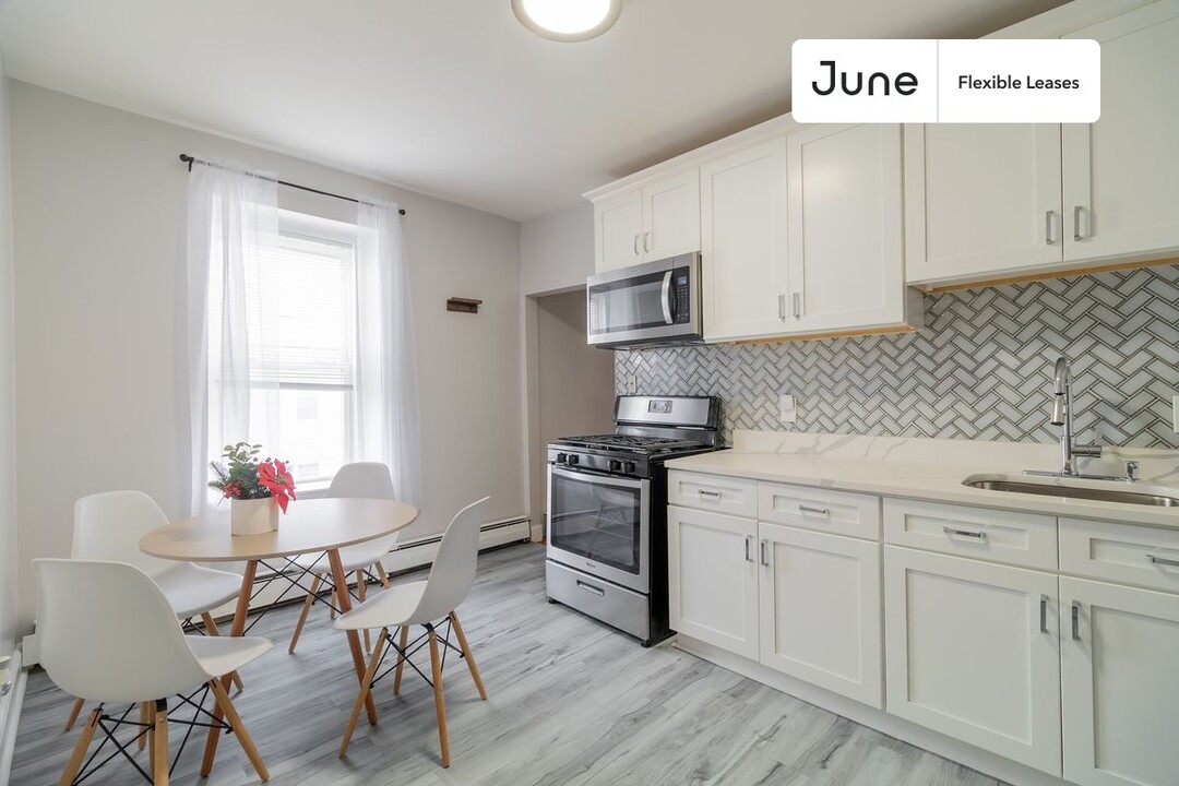 5 W Cottage St in Boston, MA - Building Photo