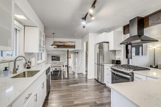 2860 S Golden Way in Denver, CO - Foto de edificio - Building Photo