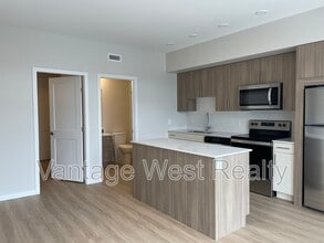 685-685 Boynton Pl in Kelowna, BC - Building Photo - Building Photo