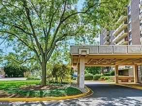 1800 Old Meadow Rd, Unit #1520 in McLean, VA - Foto de edificio - Building Photo