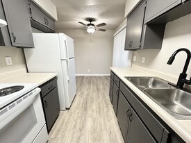 Creekside Apartments in Fresno, CA - Building Photo