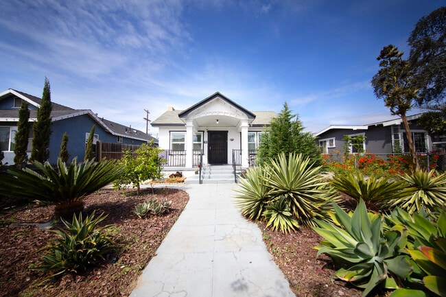2025 W Vernon Ave in Los Angeles, CA - Foto de edificio - Building Photo