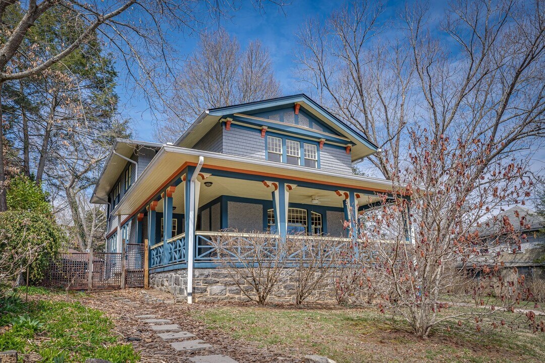 131 W Chestnut St-Unit -A in Asheville, NC - Foto de edificio