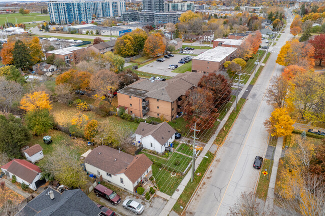 1722 Brock St S in Whitby, ON - Building Photo - Building Photo