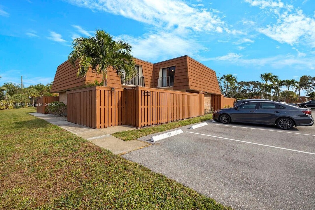 3900 County Line Rd in Jupiter, FL - Building Photo