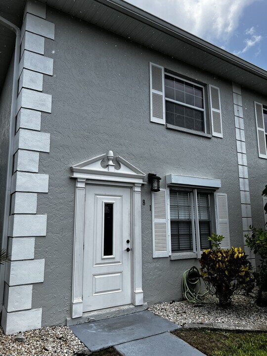 7104 Nantucket Cir in North Fort Myers, FL - Foto de edificio