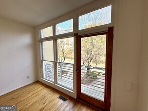 1327 Peachtree View NE in Atlanta, GA - Building Photo - Building Photo