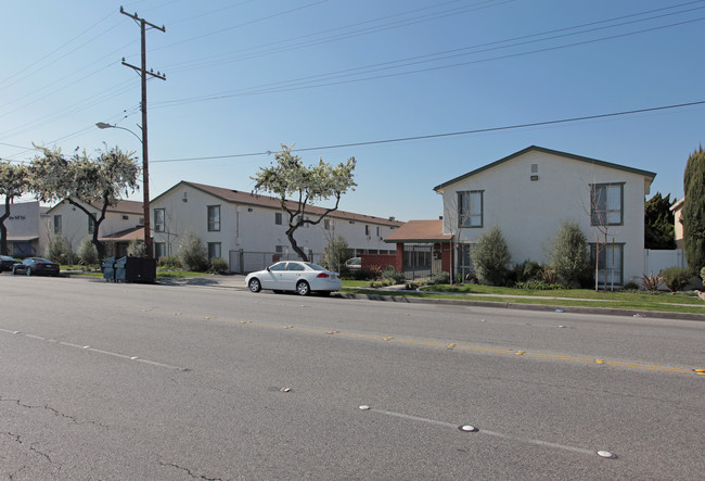 16205 Woodruff Apartments in Bellflower, CA - Building Photo - Building Photo