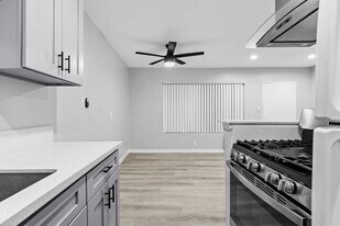 1655 W Malvern Ave, Unit 1655-06 in Fullerton, CA - Building Photo