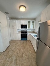 3055 NW 76th St in Miami, FL - Foto de edificio - Building Photo