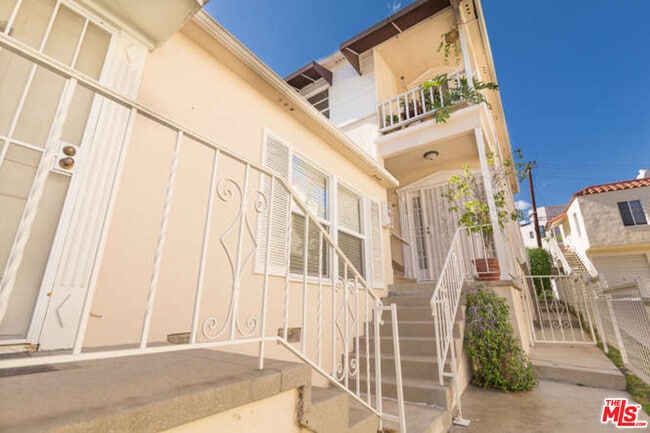 10773 Massachusetts Ave in Los Angeles, CA - Building Photo - Building Photo