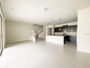 2406 Dubai St in Kissimmee, FL - Foto de edificio - Building Photo