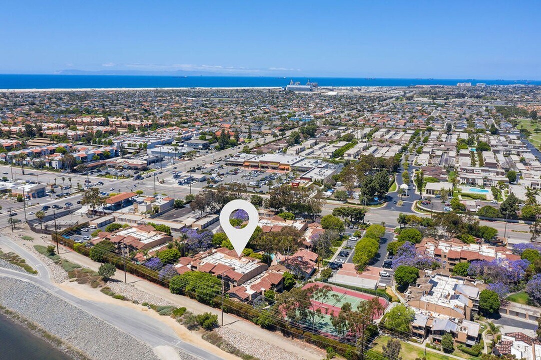 21372 Brookhurst St in Huntington Beach, CA - Building Photo