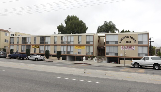 Burbank Pointe Apartments in North Hollywood, CA - Foto de edificio - Building Photo