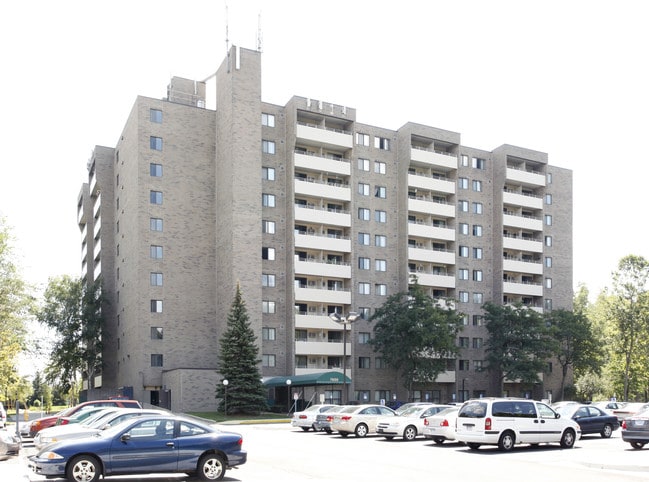 Greenwood Villa in Westland, MI - Foto de edificio - Building Photo