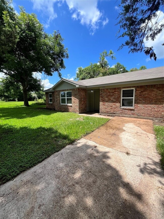 1001 Mac Dr in Sweeny, TX - Building Photo - Building Photo