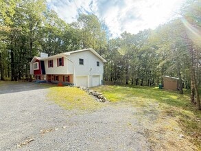 4344 Pne Rdg Dr in Bushkill, PA - Building Photo - Building Photo