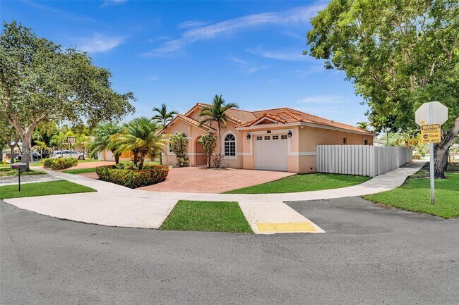 8915 NW 164th St in Miami Lakes, FL - Building Photo - Building Photo