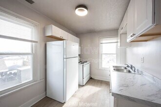 2211 E New York St, Unit B in Indianapolis, IN - Foto de edificio - Building Photo