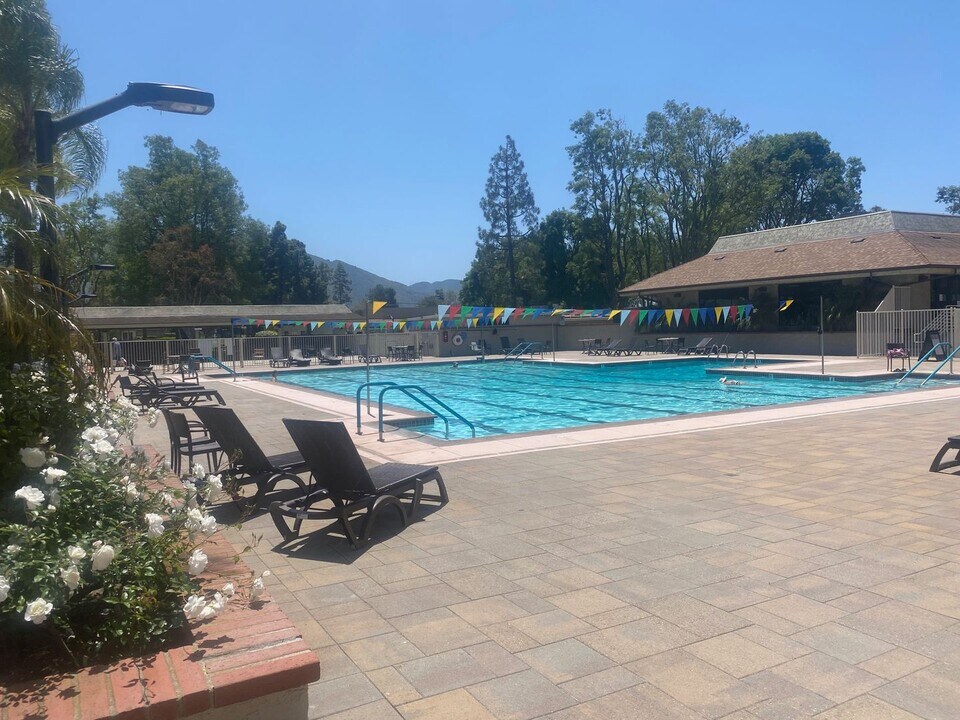 7144 Village 7 in Camarillo, CA - Foto de edificio