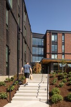 Cathedral Village in Portland, OR - Foto de edificio - Building Photo