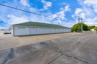 Green Caye Village in Dickinson, TX - Building Photo - Building Photo