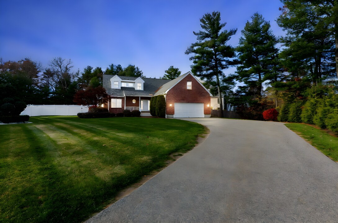 5 Neff Dr in Foxboro, MA - Building Photo