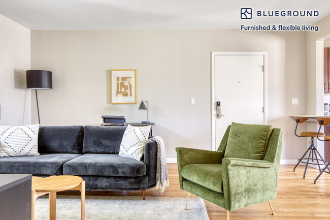 1067 Elkgrove Ave in Los Angeles, CA - Building Photo - Building Photo