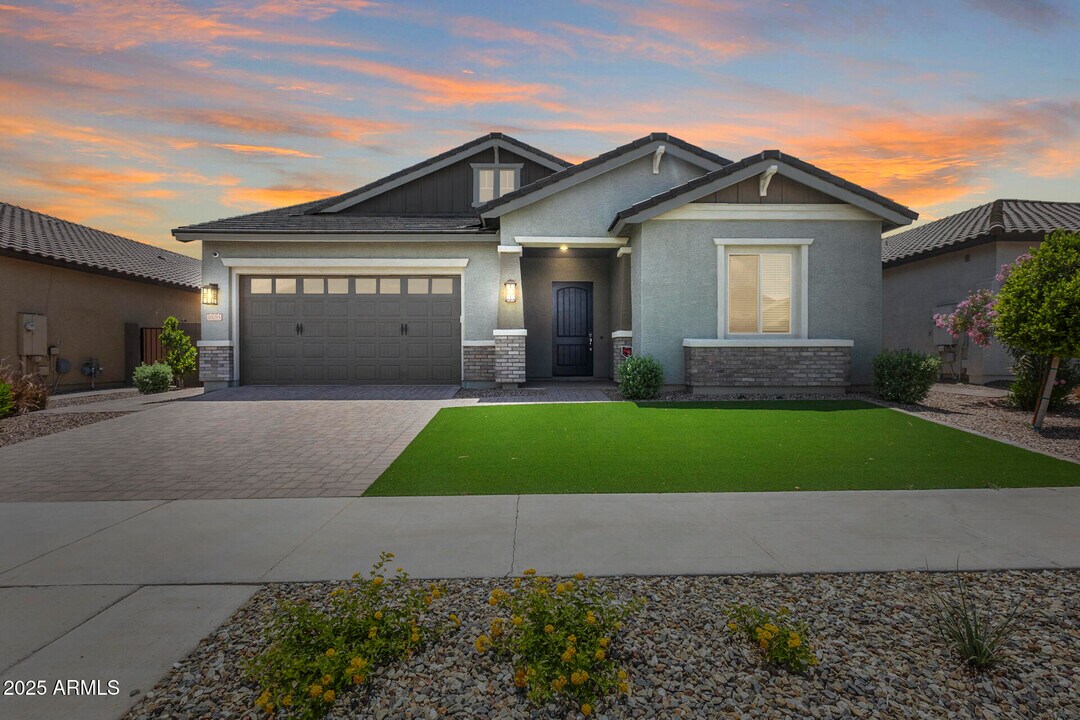 16085 W Montana De Oro Dr in Surprise, AZ - Building Photo