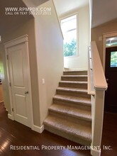 9219 NW Harvest Hill Dr in Portland, OR - Foto de edificio - Building Photo