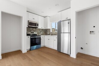 15838 Chatsworth St in Los Angeles, CA - Foto de edificio - Building Photo